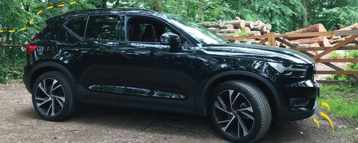 volvo-xc40-parked-next-to-gate